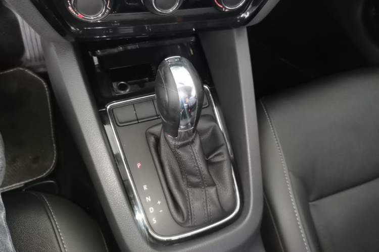 Used Volkswagen Sagitar 2015 1.6L Automatic Comfort Model Gear Lever