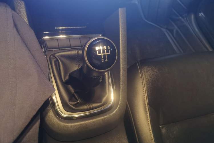 Used Volkswagen Sagitar 2015 230TSI Manual Comfort Version Gear Lever
