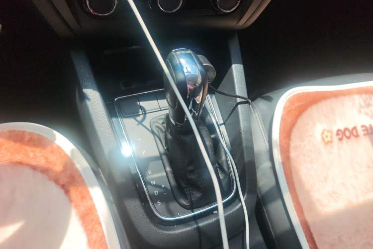 Used Volkswagen Sagitar 2015 230TSI Automatic Comfort Version Gear Lever