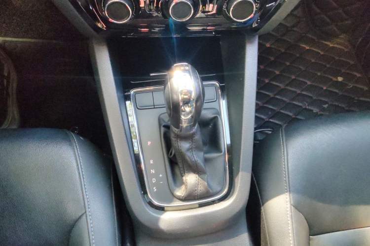 Used Volkswagen Sagitar 2015 230TSI Automatic Comfort Version Gear Lever