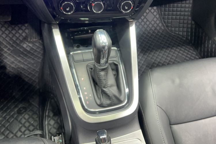 Used Volkswagen Sagitar 2015 1.6L Automatic Comfort Model Gear Lever