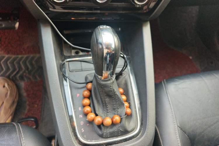 Used Volkswagen Sagitar 2015 230TSI Automatic Comfort Version Gear Lever