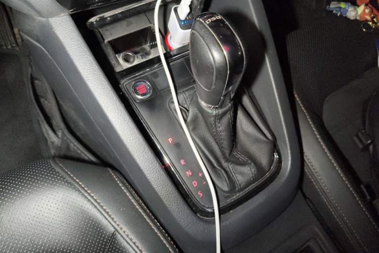Used Volkswagen Sagitar 2015 230TSI Automatic Luxury Model Gear Lever