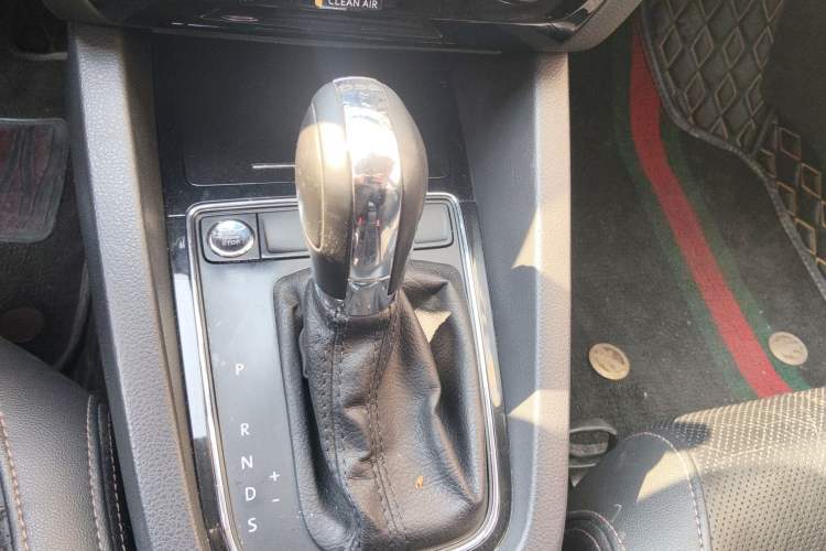 Used Volkswagen Sagitar 2015 230TSI Automatic Luxury Model Gear Lever