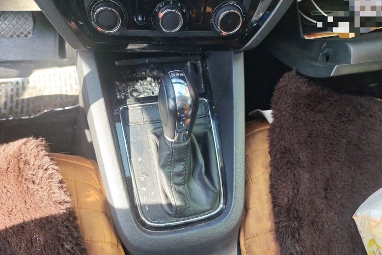 Used Volkswagen Sagitar 2015 230TSI Automatic Comfort Version Gear Lever