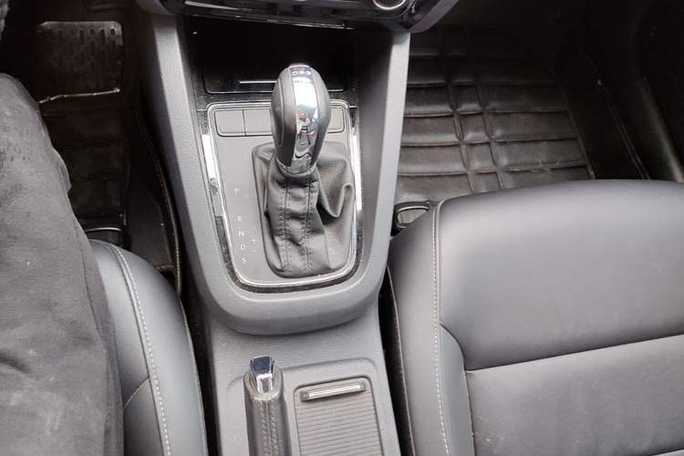Used Volkswagen Sagitar 2015 230TSI Automatic Comfort Version Gear Lever