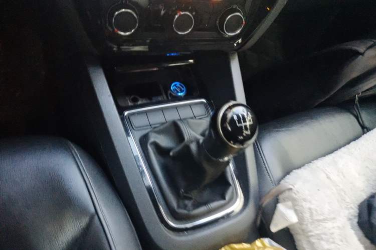 Used Volkswagen Sagitar 2015 230TSI Manual Comfort Version Gear Lever