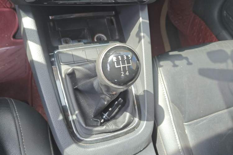 Used Volkswagen Sagitar 2015 1.6L Manual Comfort Model Gear Lever