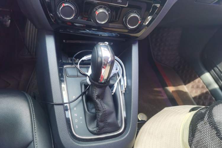 Used Volkswagen Sagitar 2015 230TSI Automatic Comfort Version Gear Lever