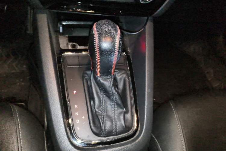 Used Volkswagen Sagitar 2015 1.6L Automatic Comfort Model Gear Lever
