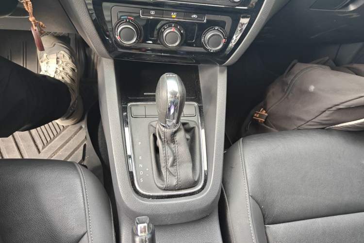 Used Volkswagen Sagitar 2015 230TSI Automatic Comfort Version Gear Lever