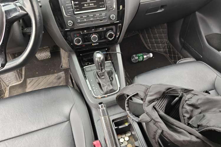Used Volkswagen Sagitar 2015 1.6L Automatic Comfort Model Gear Lever