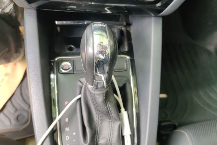 Used Volkswagen Sagitar 2015 230TSI Automatic Luxury Model Gear Lever