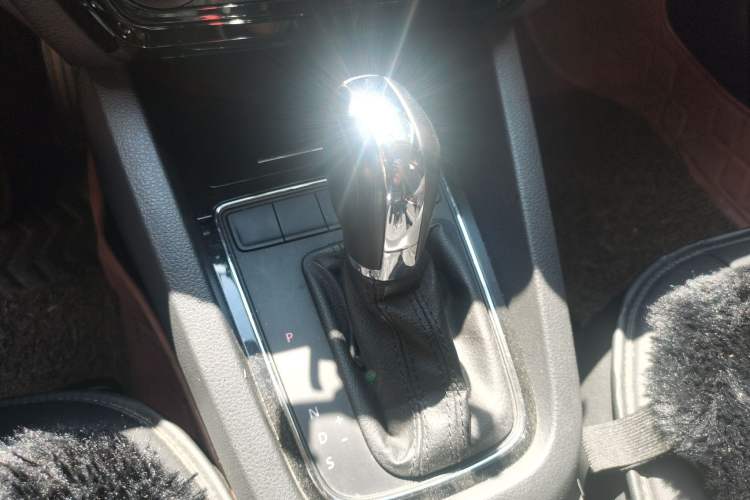 Used Volkswagen Sagitar 2015 1.6L Automatic Comfort Model Gear Lever