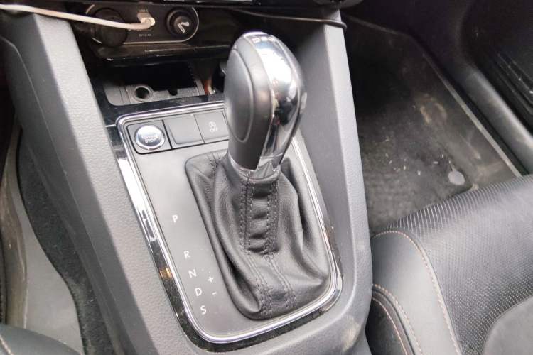 Used Volkswagen Sagitar 2015 280TSI Automatic Flagship Model Gear Lever