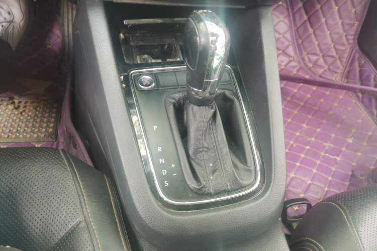 Used Volkswagen Sagitar 2015 230TSI Automatic Luxury Model Gear Lever