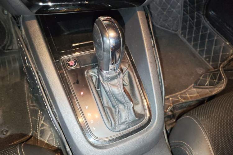 Used Volkswagen Sagitar 2015 230TSI Automatic Luxury Model Gear Lever
