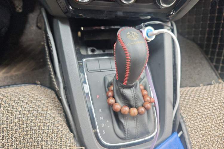 Used Volkswagen Sagitar 2015 230TSI Automatic Comfort Version Gear Lever