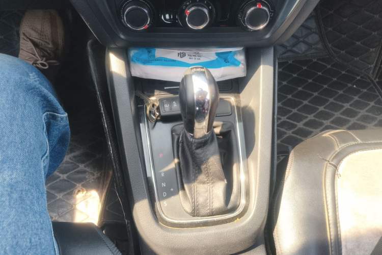 Used Volkswagen Sagitar 2015 230TSI Automatic Comfort Version Gear Lever