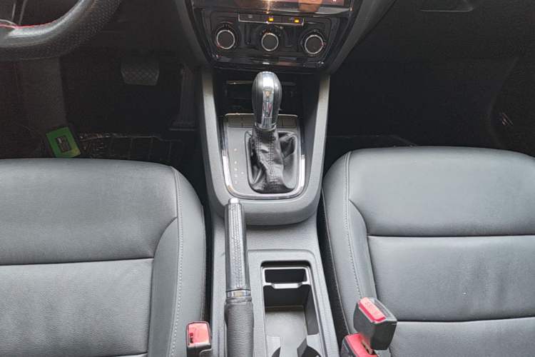 Used Volkswagen Sagitar 2015 230TSI Automatic Comfort Version Gear Lever