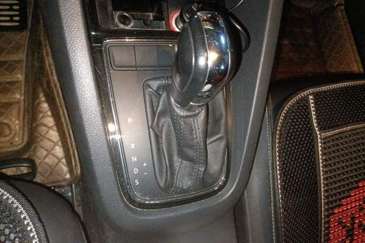 Used Volkswagen Sagitar 2015 1.6L Automatic Comfort Model Gear Lever
