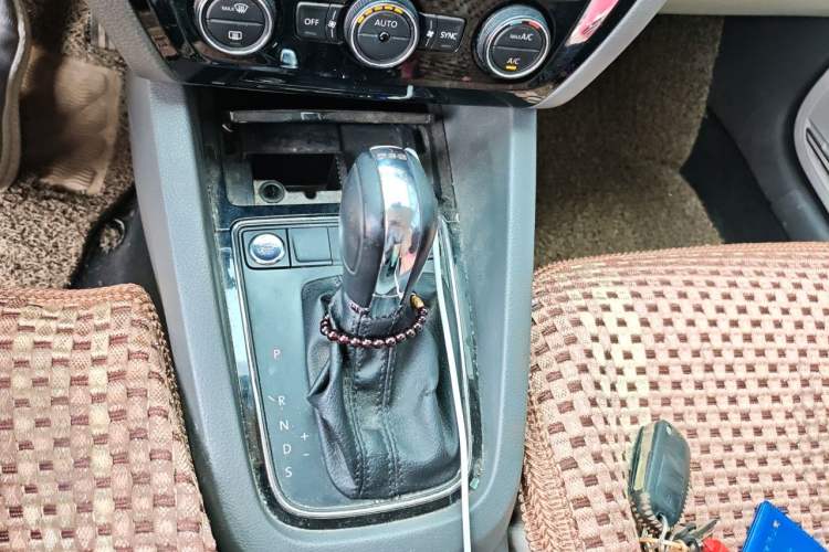 Used Volkswagen Sagitar 2015 280TSI Automatic Flagship Model Gear Lever