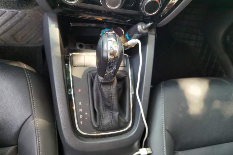 Used Volkswagen Sagitar 2015 1.6L Automatic Comfort Model Gear Lever