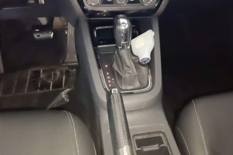 Used Volkswagen Sagitar 2015 1.6L Automatic Comfort Model Gear Lever