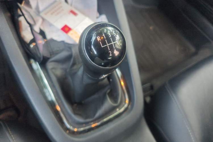 Used Volkswagen Sagitar 2015 1.6L Manual Comfort Model Gear Lever