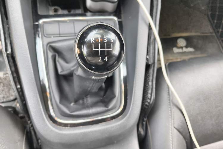 Used Volkswagen Sagitar 2015 1.6L Manual Comfort Model Gear Lever