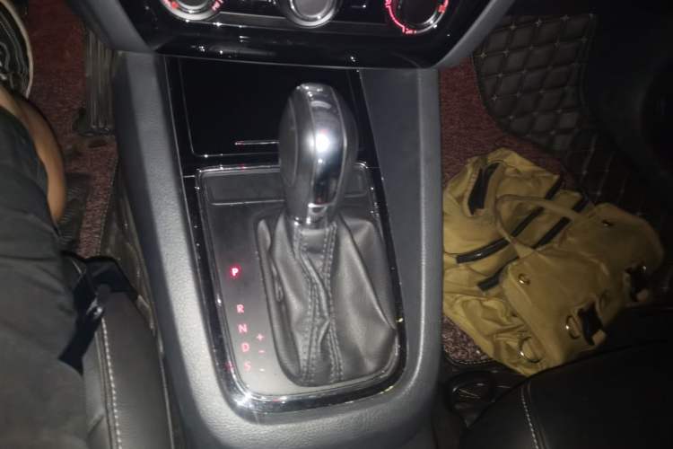 Used Volkswagen Sagitar 2015 1.6L Automatic Comfort Model Gear Lever
