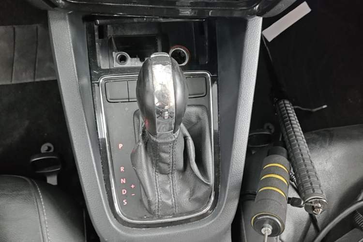 Used Volkswagen Sagitar 2015 230TSI Automatic Comfort Version Gear Lever