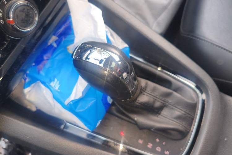 Used Volkswagen Sagitar 2015 1.6L Automatic Comfort Model Gear Lever