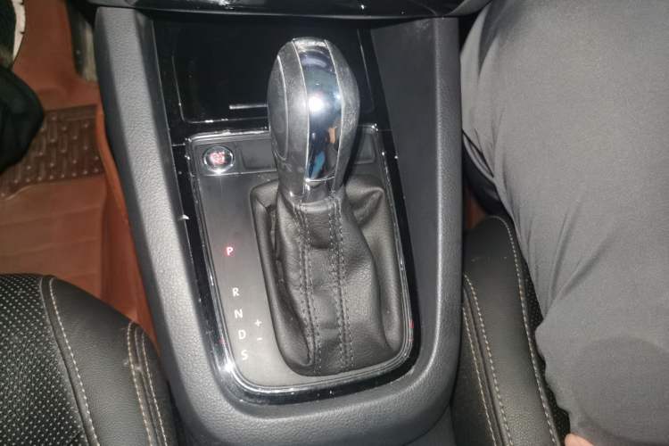 Used Volkswagen Sagitar 2015 230TSI Automatic Luxury Model Gear Lever