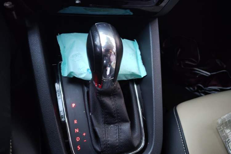 Used Volkswagen Sagitar 2015 1.6L Automatic Comfort Model Gear Lever