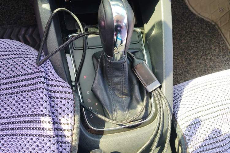 Used Volkswagen Sagitar 2015 230TSI Automatic Comfort Version Gear Lever