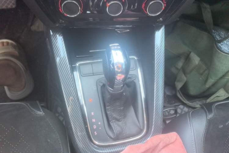 Used Volkswagen Sagitar 2015 230TSI Automatic Comfort Version Gear Lever