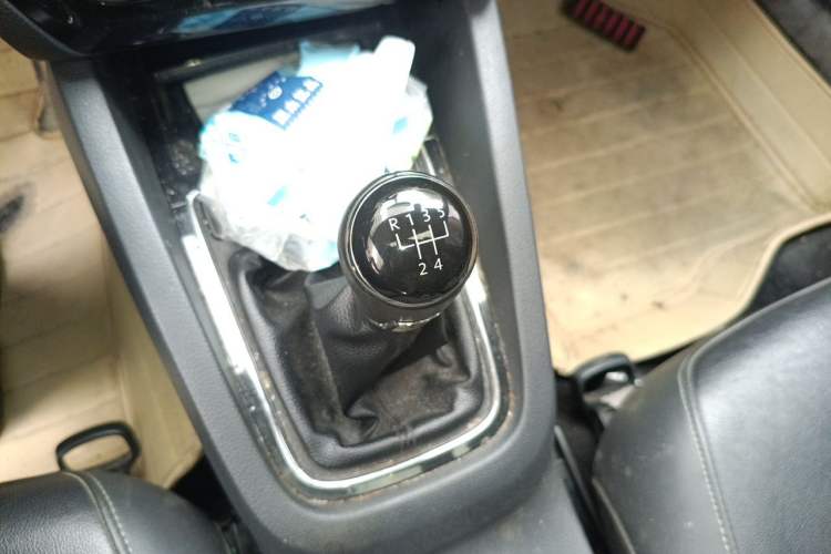 Used Volkswagen Sagitar 2015 1.6L Manual Comfort Model Gear Lever