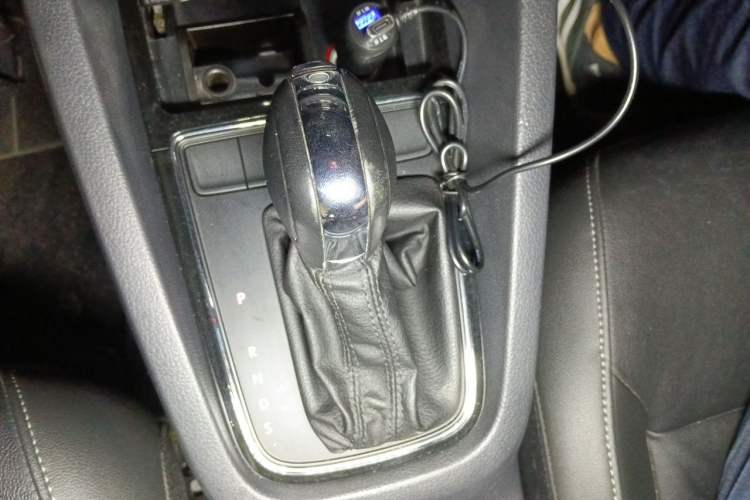 Used Volkswagen Sagitar 2015 1.6L Automatic Comfort Model Gear Lever