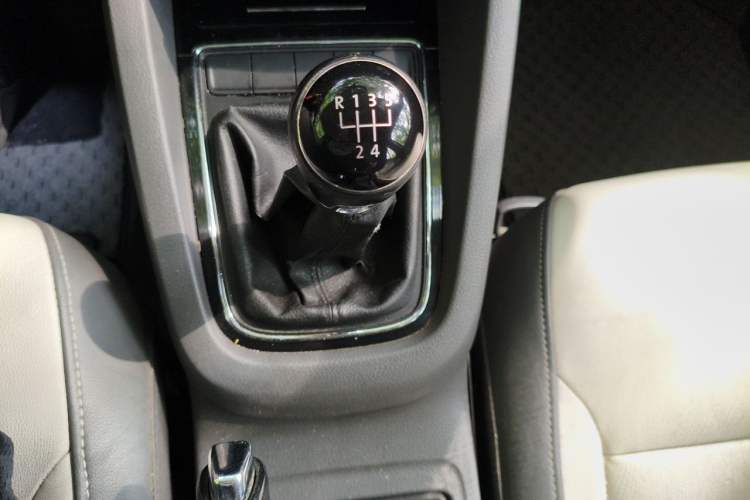 Used Volkswagen Sagitar 2015 1.6L Manual Comfort Model Gear Lever
