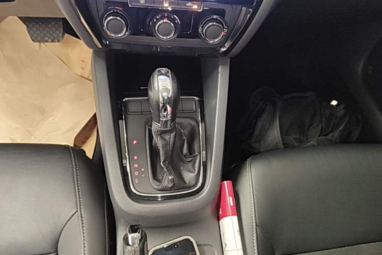 Used Volkswagen Sagitar 2015 1.6L Automatic Comfort Model Gear Lever