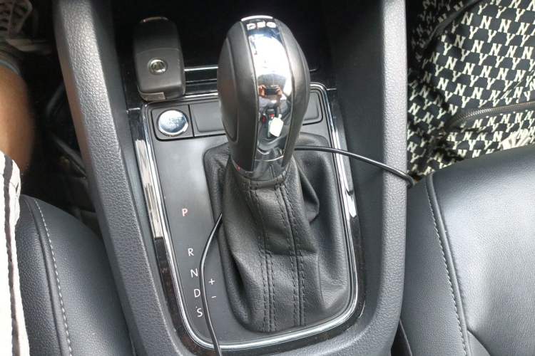 Used Volkswagen Sagitar 2015 230TSI Automatic Comfort Version Gear Lever