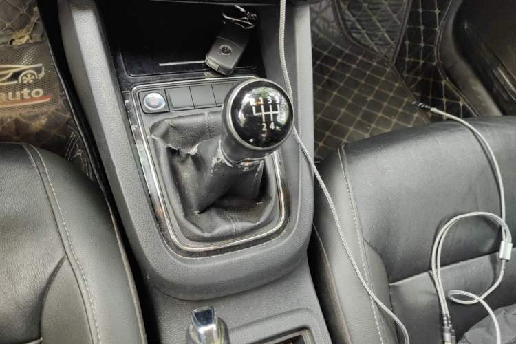 Used Volkswagen Sagitar 2015 230TSI Manual Comfort Version Gear Lever