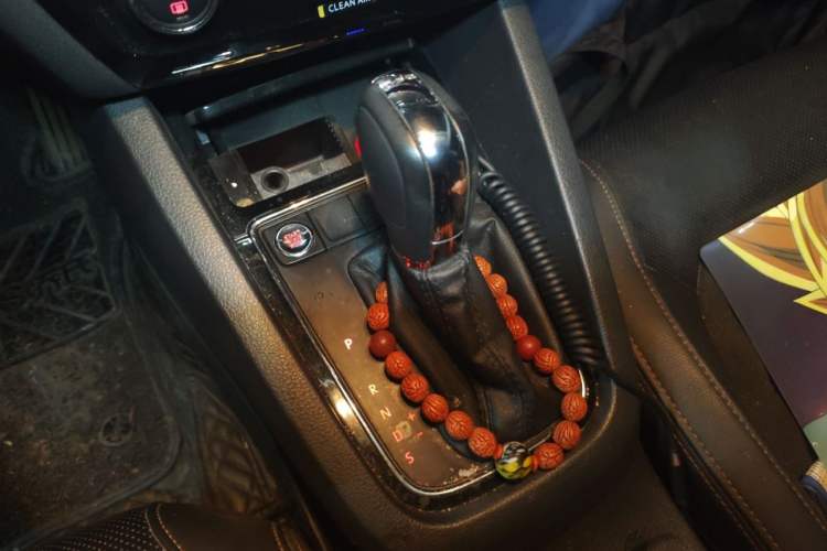Used Volkswagen Sagitar 2015 230TSI Automatic Luxury Model Gear Lever