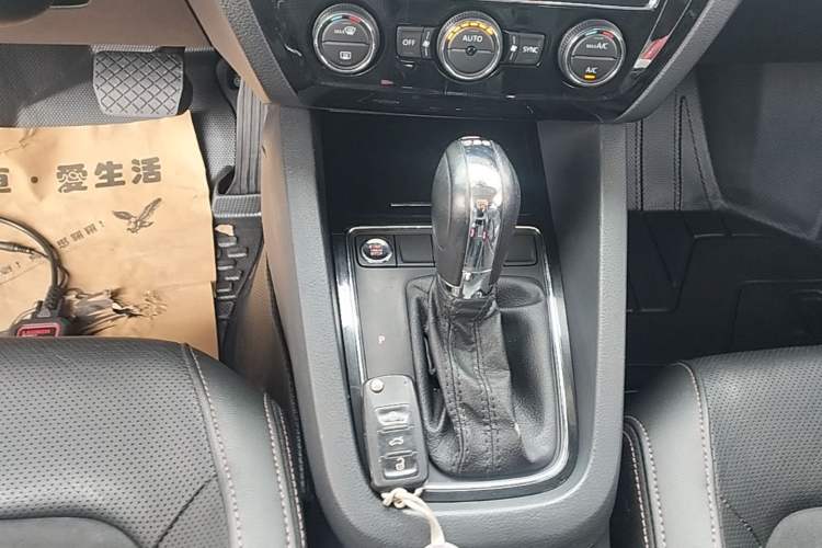 Used Volkswagen Sagitar 2015 230TSI Automatic Luxury Model Gear Lever