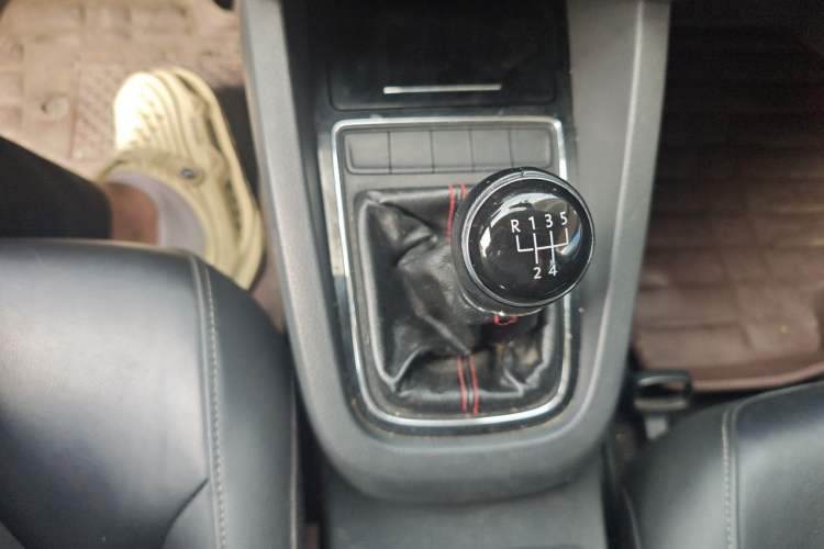 Used Volkswagen Sagitar 2015 1.6L Manual Comfort Model Gear Lever