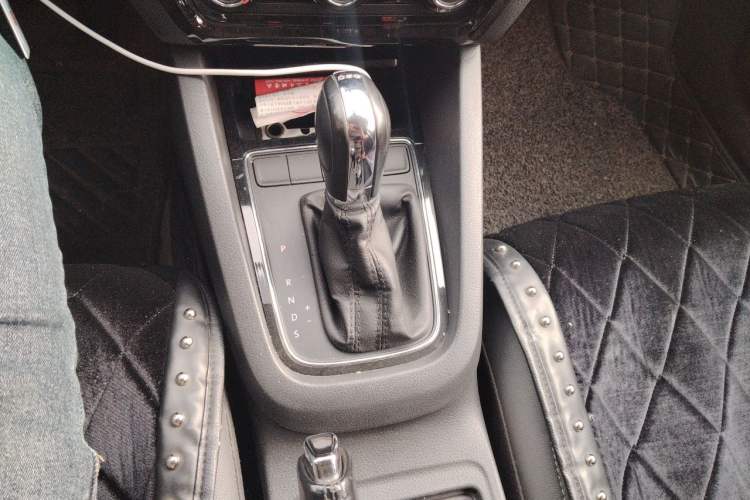 Used Volkswagen Sagitar 2015 230TSI Automatic Comfort Version Gear Lever