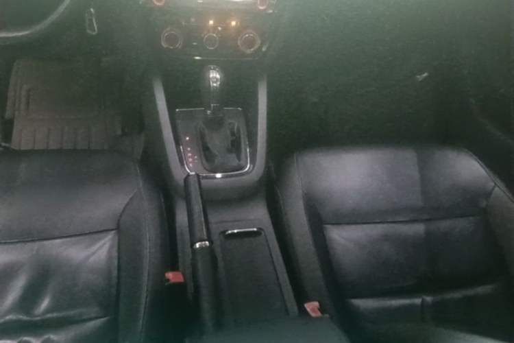 Used Volkswagen Sagitar 2015 230TSI Automatic Comfort Version Gear Lever