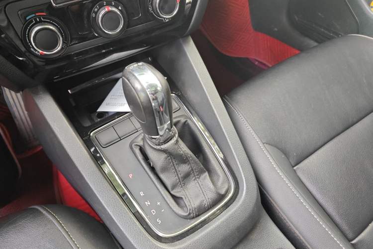 Used Volkswagen Sagitar 2015 230TSI Automatic Comfort Version Gear Lever