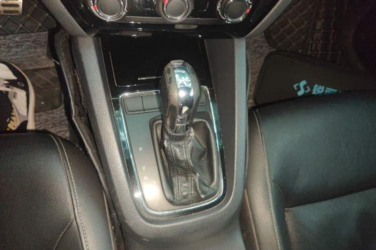 Used Volkswagen Sagitar 2015 1.6L Automatic Comfort Model Gear Lever